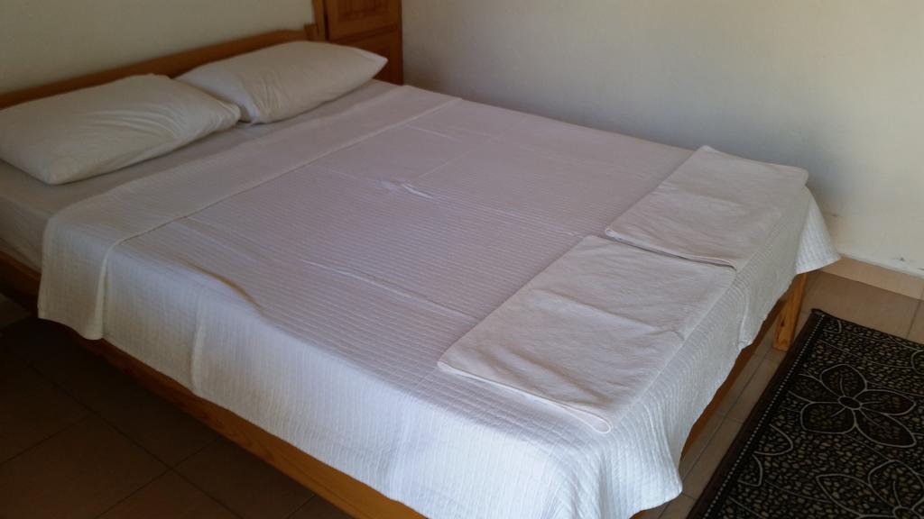 George House Bed & Breakfast Фаралия Екстериор снимка